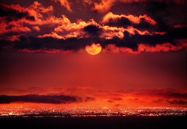 A strawberry Moon rising over Los Angeles in 2012 (credit: Pacheco at Flickr.com)